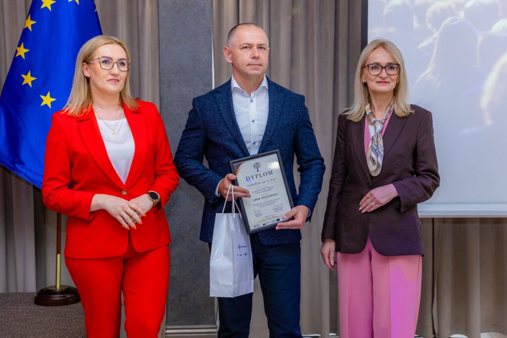 Piotr Gwiazda, Dyrektor Handlowy INFOVER, podczas wręczenia nominacji w konkursie „Równość & Różnorodność – świętokrzyscy pracodawcy zmieniają reguły gry”. Fot. Urząd Marszałkowski Województwa Świętokrzyskiego. 